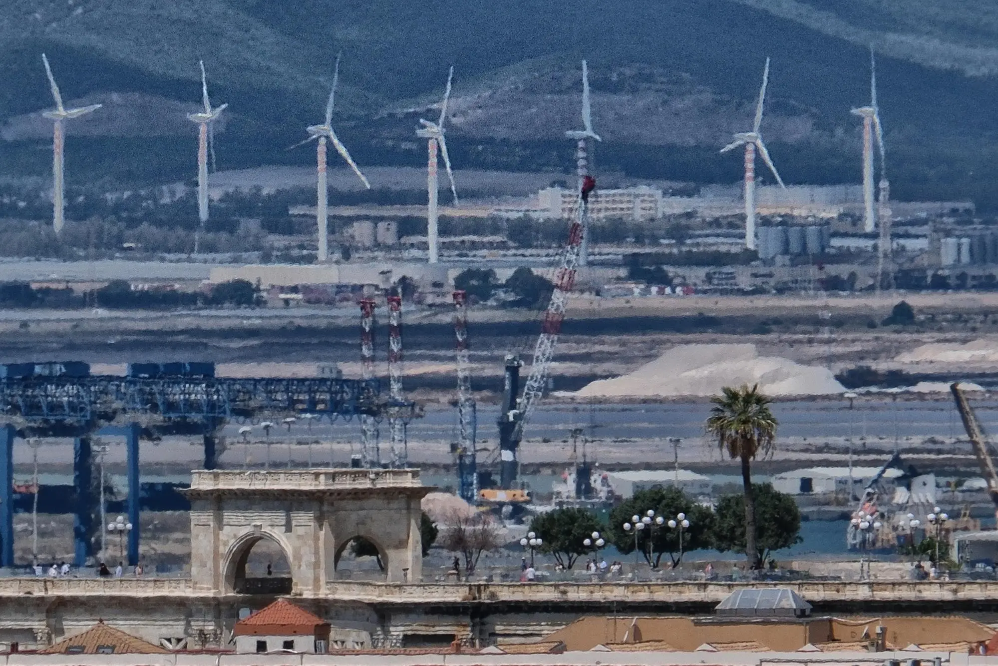 Il Bastione di Cagliari e, sullo sfondo, pale eoliche