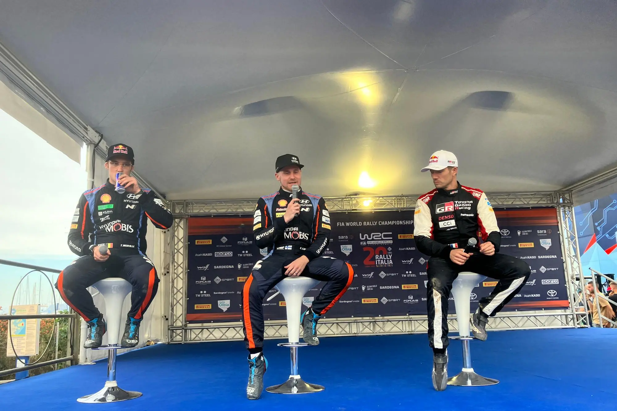 Neuville, Lappi e Ogier al parco assistenza di Olbia (Foto Vanna Chessa)