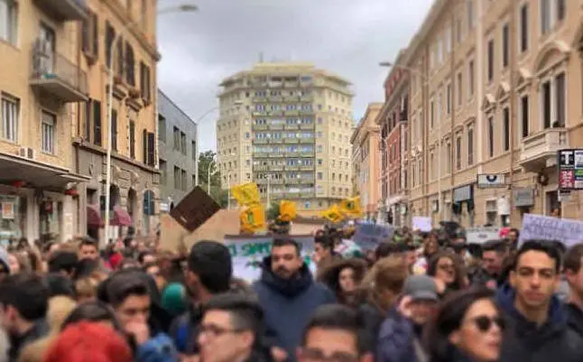 Grande folla nel centro del capoluogo (foto da Instagram - @lady_youngrose)