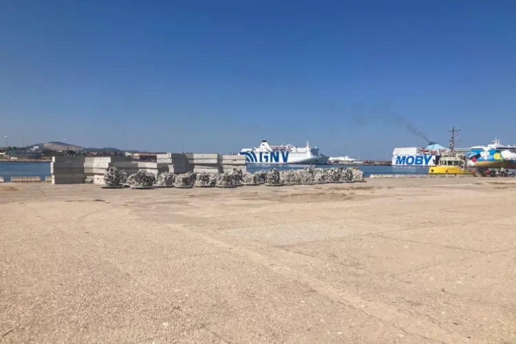 La banchina da cui parte l'Antemurale di Porto Torres (foto Pala)