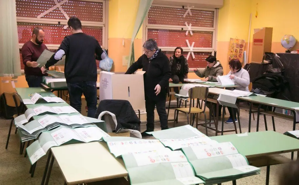 Lo spoglio dei voti a Carbonia (foto L'Unione Sarda - Murru)