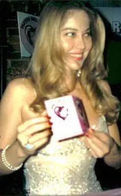 Con la tessera del Pda (foto Wikipedia)
