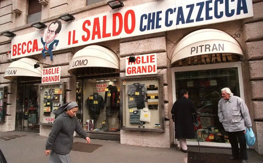 A Roma l'insegna di un negozio in &quot;dipietrese&quot; (Archivio Ansa)
