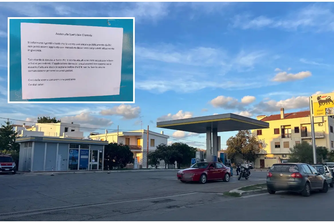 Il distributore, nel riquadro il cartello