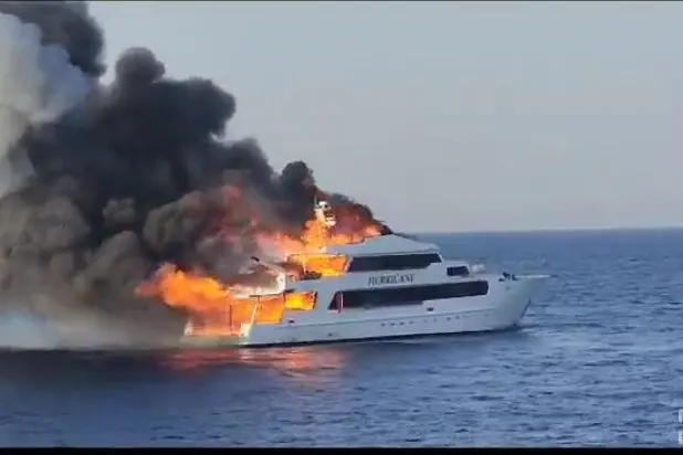 L'incendio sul Mar Rosso (foto Twitter)