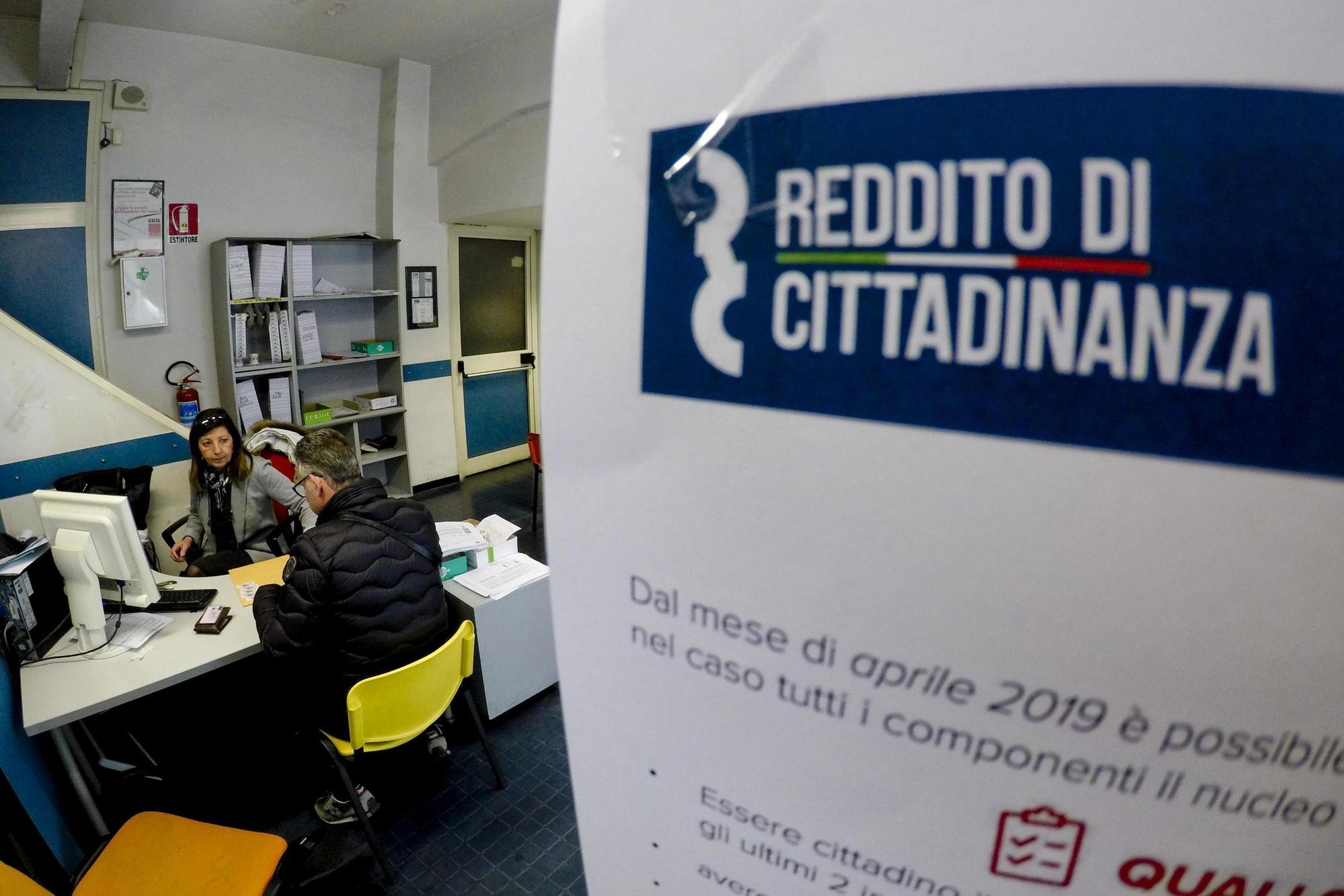 Una richiesta del reddito di cittadinanza nel Caf della CGIL a Napoli 6 marzo 2019. ANSA / CIRO FUSCO