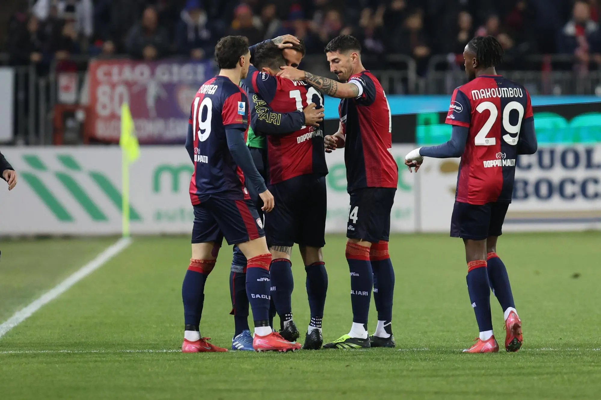 L'esultanza del Cagliari per il gol di Nicolas Viola che aveva sbloccato la partita col Genoa (foto Ansa)