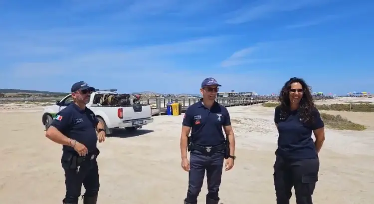 Gli agenti della municipale che hanno scoperto il nido di Fraticelli a Stintino (foto Pala)