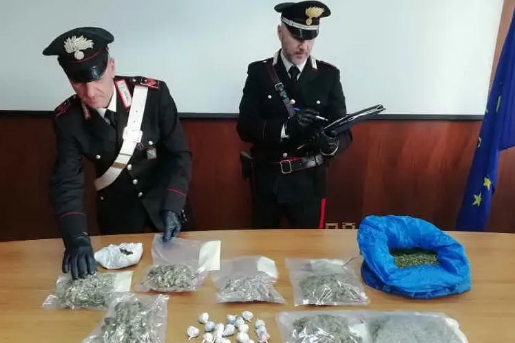 La droga sequestrata (foto carabinieri)