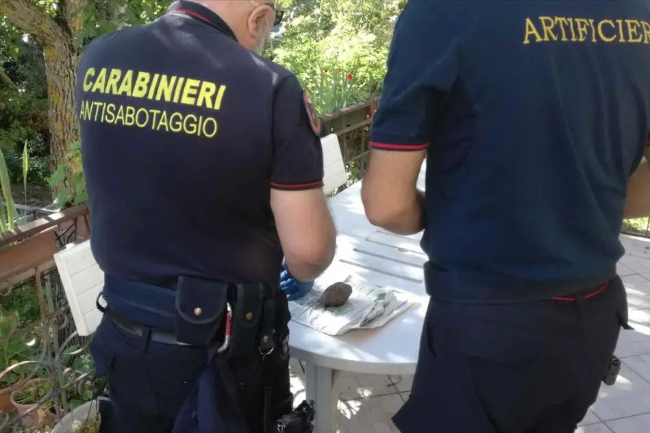 Gli artificieri e gli esperti anti-sabotaggio sul posto (foto carabinieri)