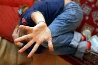 Una foto simbolo della violenza sui minori