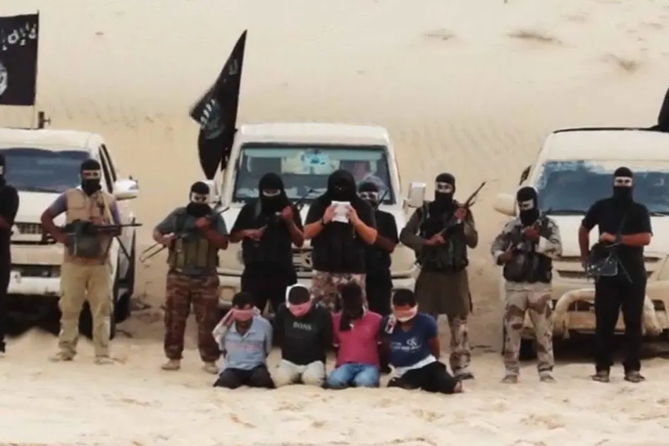 Un fermo immagine tratto da un video shock dei jihadisti filo al Qaida mostra gli attimi precedenti alla decapitazione di quattro persone accusate di essere spie del Mossad