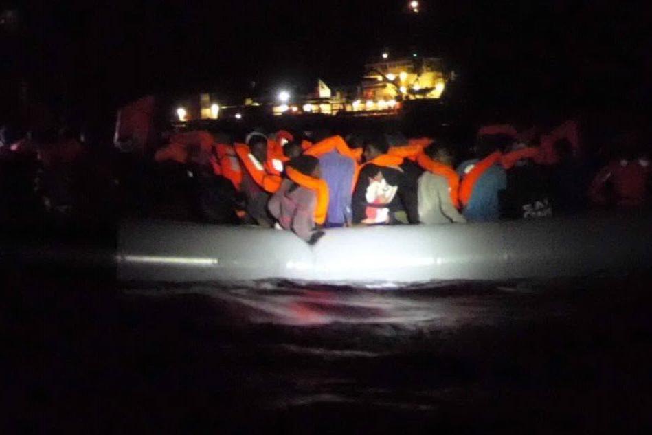 Su un gommone a 30 miglia dalla costa: l'Ocean Viking salva 92 migranti