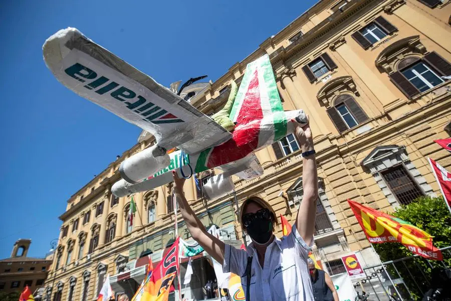 La protesta dei dipendenti Alitalia (foto Ansa)