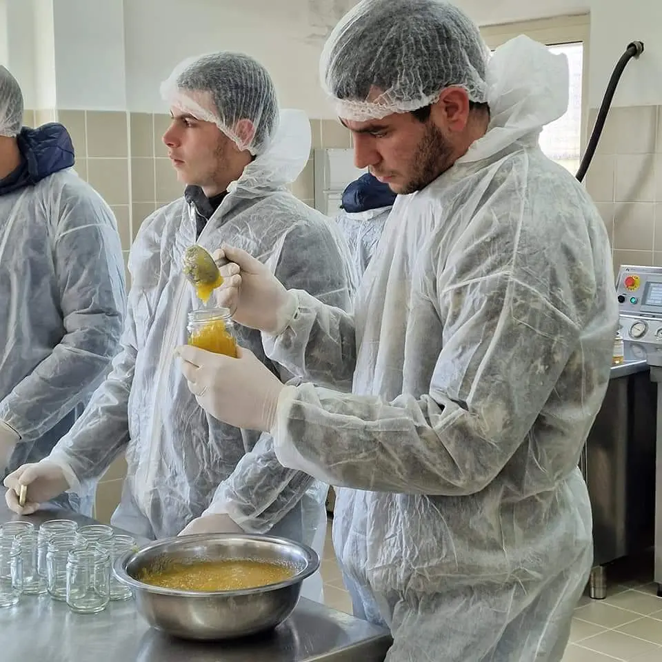 Studenti impegnati nella preparazione della marmellata