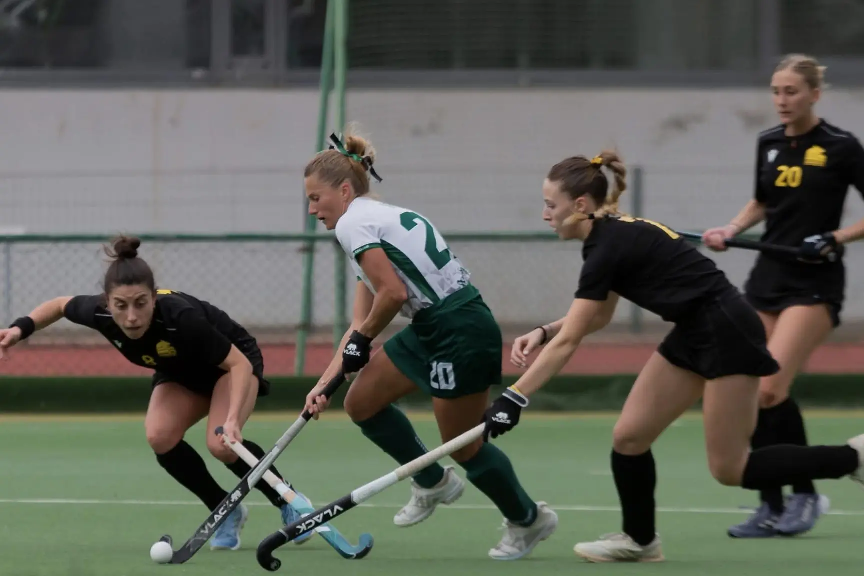 Maryna Khilko (Amsicora, in maglia bianca) in azione nel match di domenica scorsa con la Capitolina (Foto Carla D'Alberto)