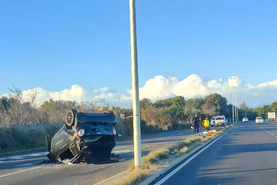 Auto ribaltata in viale Poetto (foto L'Unione Sarda)