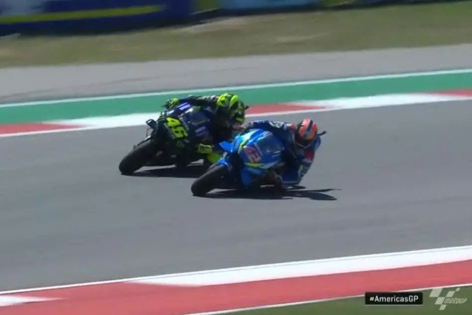 Il duello tra Rossi e Rins (Foto MotoGp Twitter)