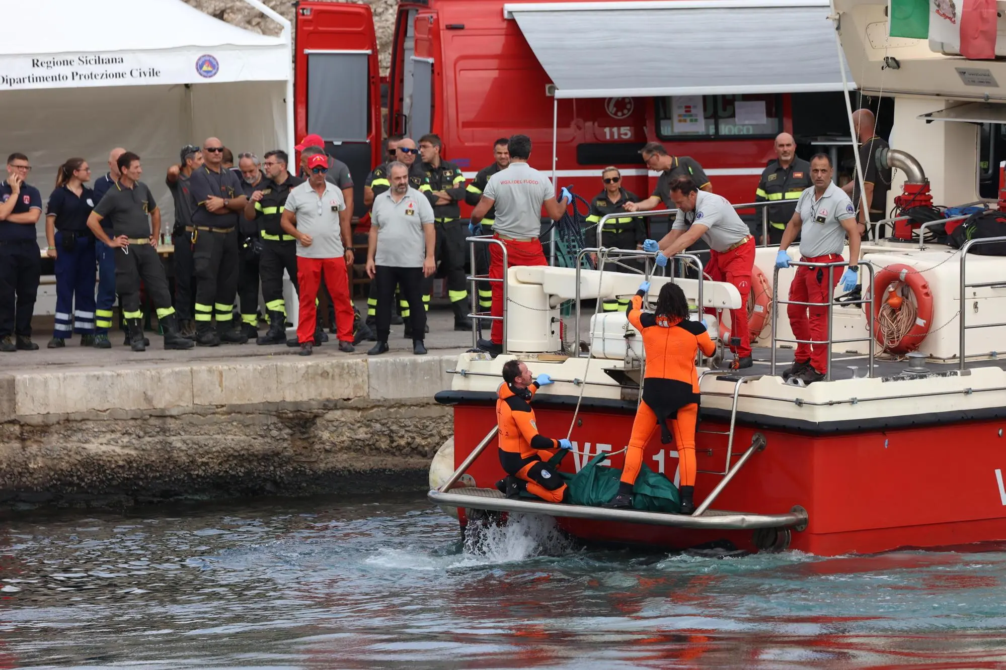 Sommozzatori al lavoro (foto Ansa)