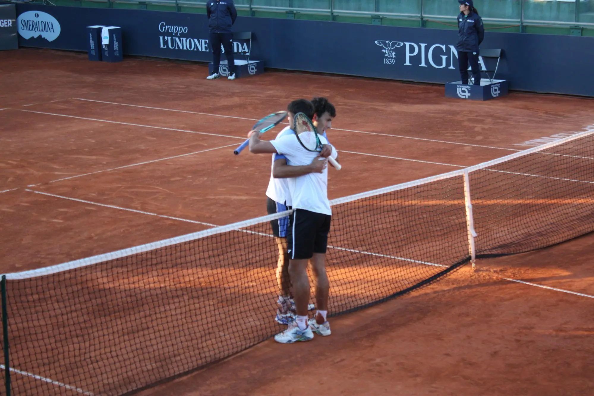 Emilio Nava e Mariano Navone (di spalle) si abbracciano dopo quasi 3 ore di battaglia sportiva (Foto Antonio Burruni)