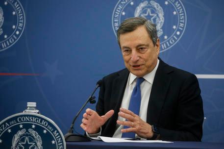Draghi: “Sosteniamo l’Ucraina”. Armi “difensive” e 800 milioni per i profughi