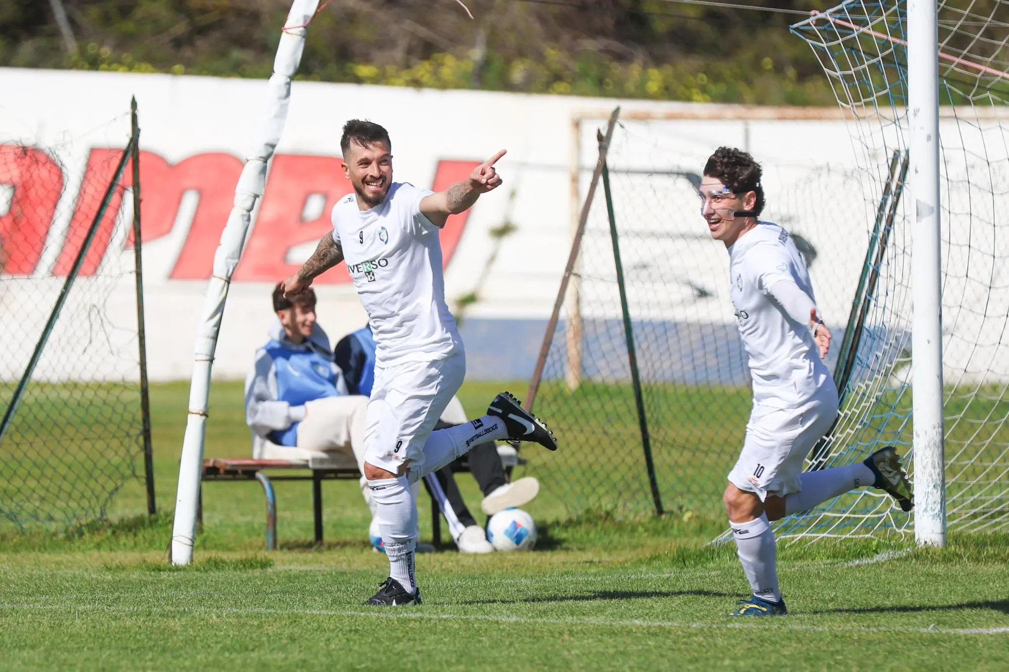 Tomás Pavone (a sinistra) esulta dopo uno dei suoi gol con la maglia del Carbonia (foto Fabio Murru)