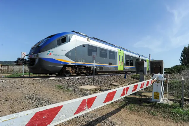 Un treno in servizio sulla rete regionale (Archivio)