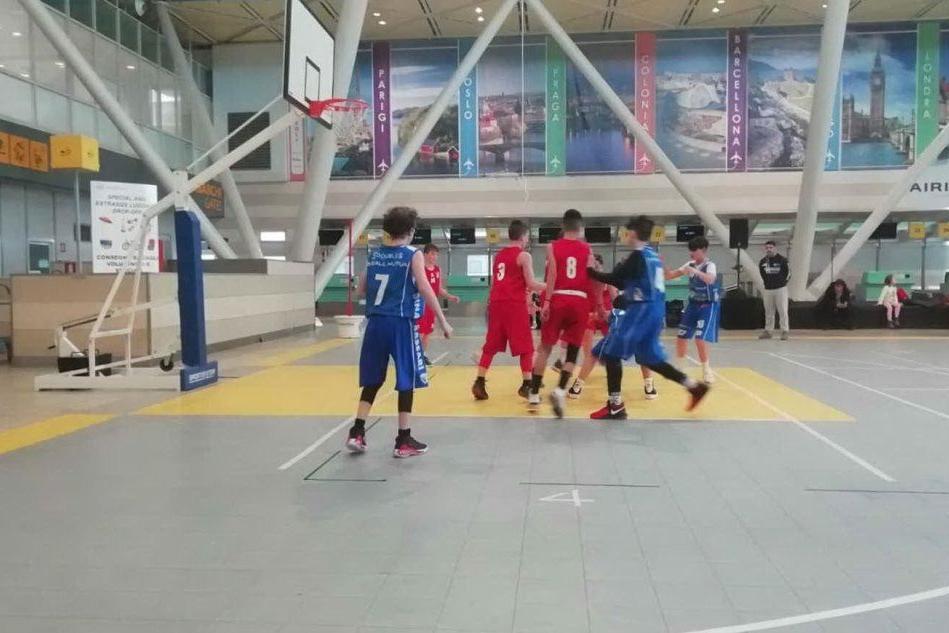 A Olbia la prima partita ufficiale di basket in un aeroporto