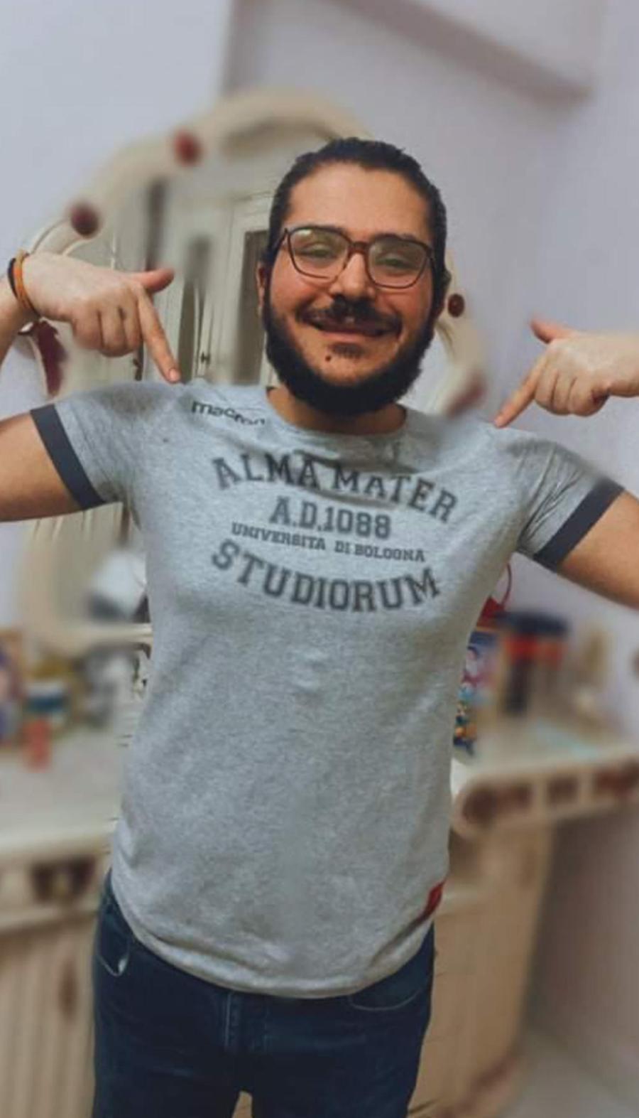 Zaki a casa con la maglietta dell'Università di Bologna (foto Facebook via Ansa)