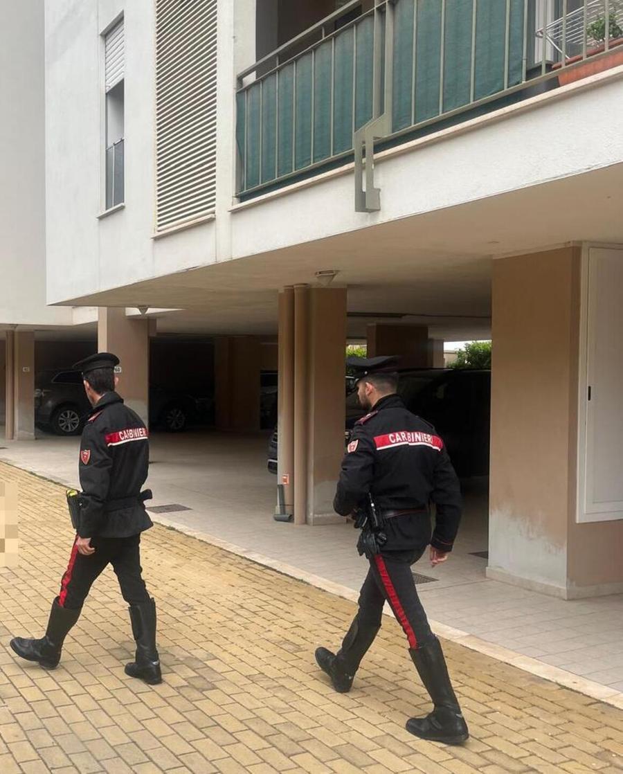 Selargius, donna precipita dal terzo piano: omicidio?