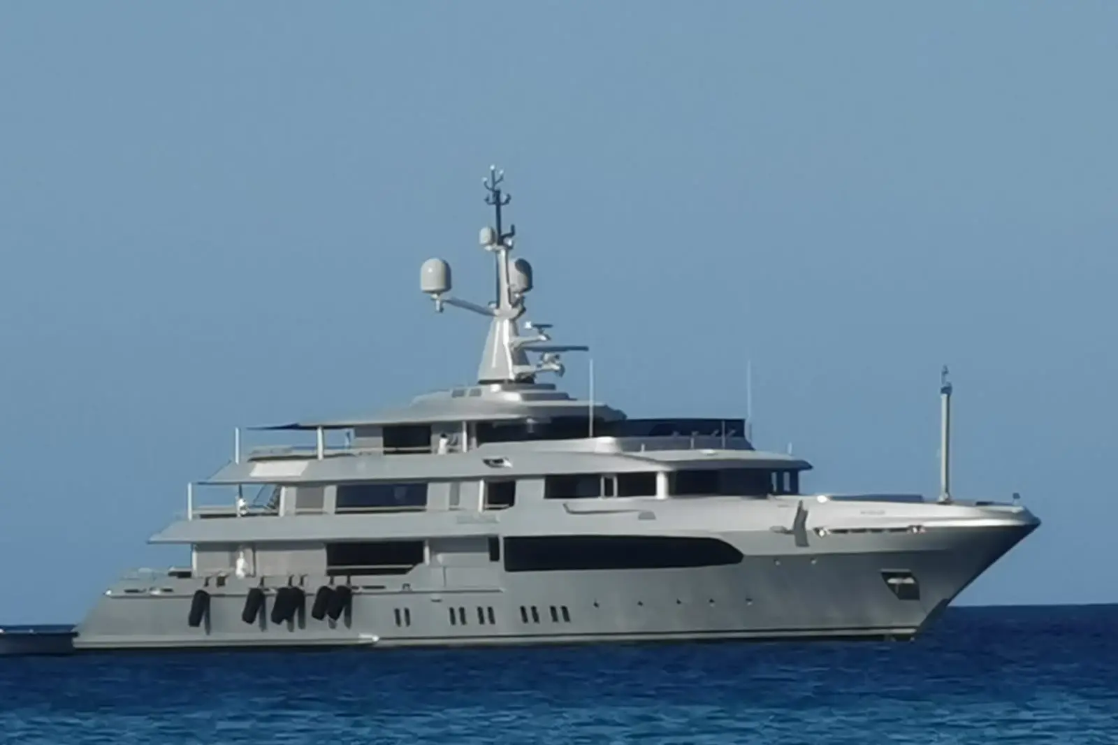Il lussuoso yacht di Stefano Dolce e Domenico Gabbana al largo di Castiadas (foto Serreli)