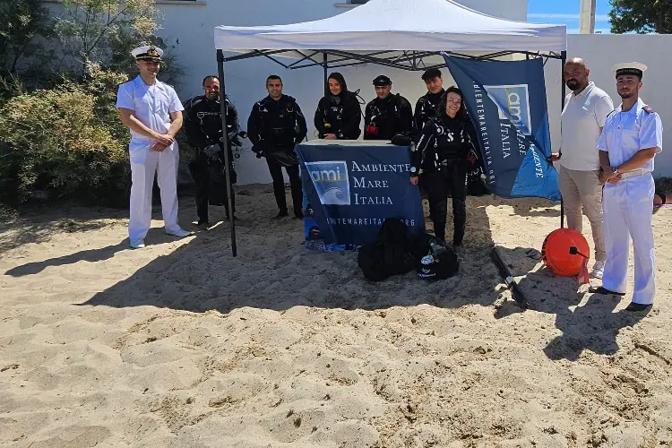 I volontari con gli uomini della Capitaneria (foto concessa)