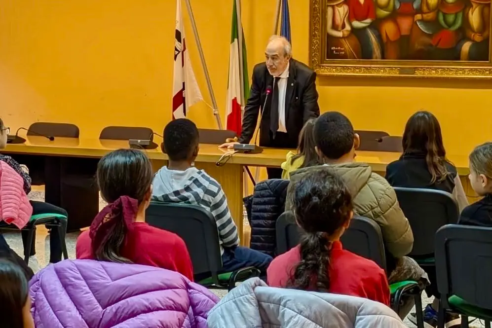 I bambini assieme al sindaco Salvatore Piu (foto Agus)