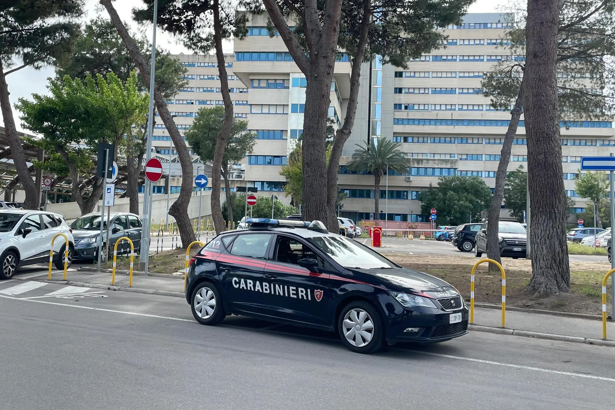 Auto dei carabinieri al Brotzu
