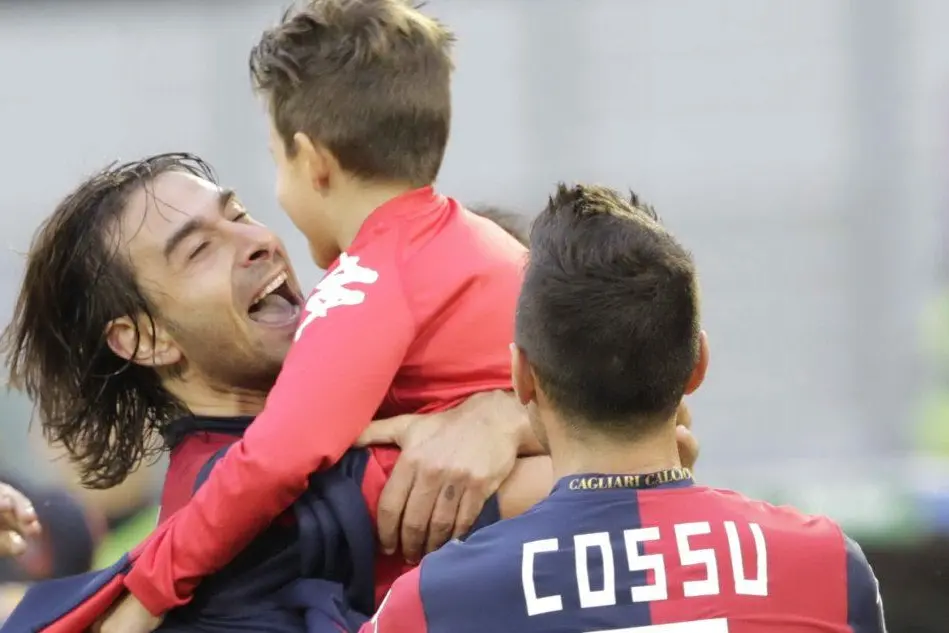 Daniele Conti abbraccia il figlio Manuel (foto Max Solinas)