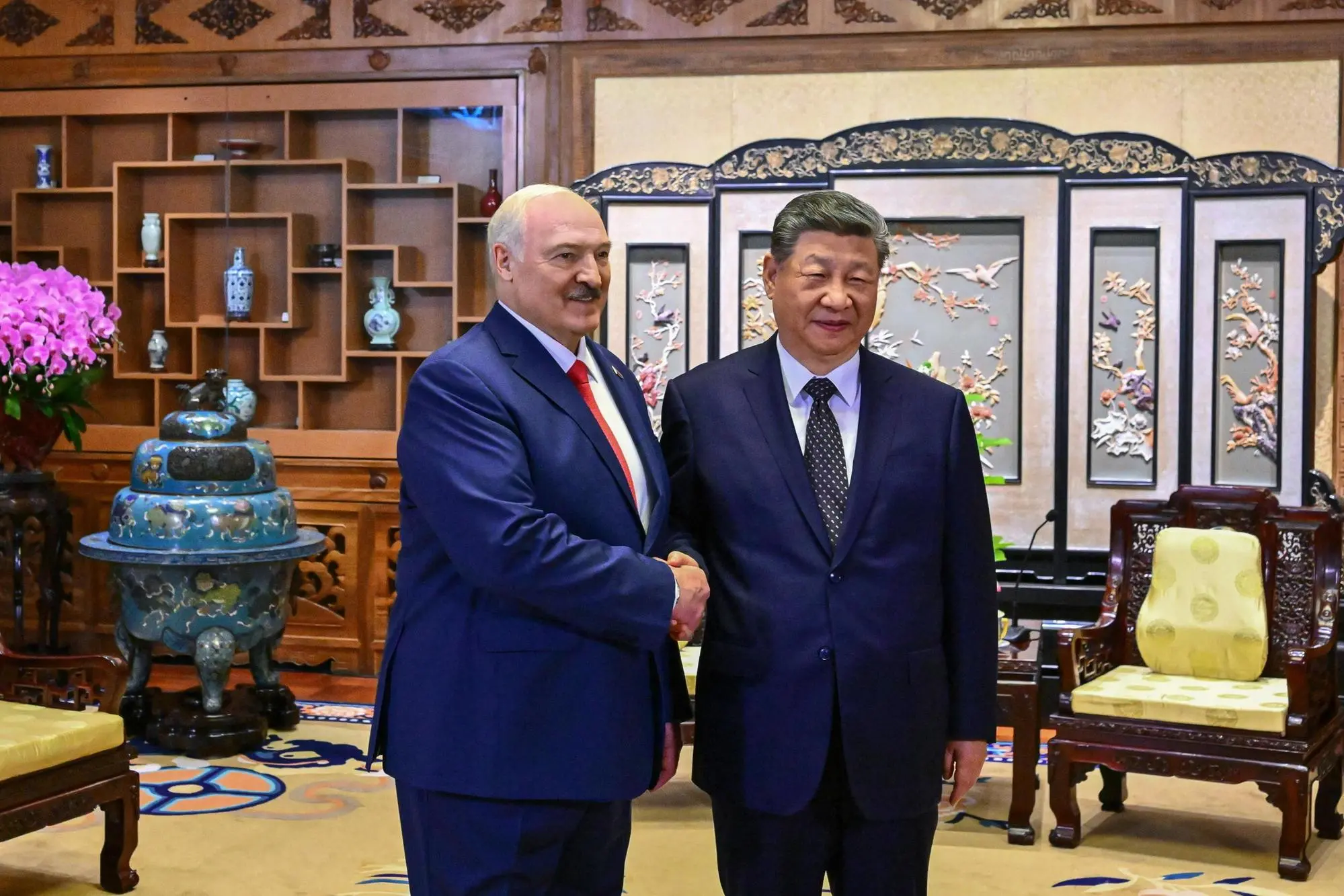 Il presidente bielorusso Aleksandr Lukashenko ricevuto a Pechino dal presidente Xi Jinping (Epa-ufficio stampa della presidenza bielorussa)