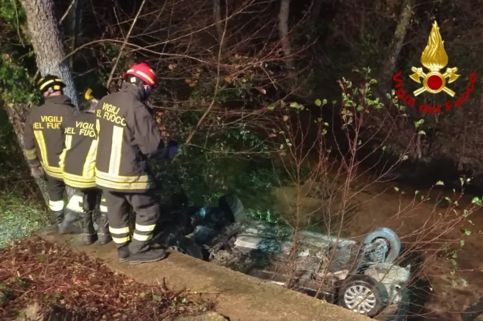 L'auto ribaltata a Sant'Antonio di Gallura e l'intervento dei vigili del fuoco