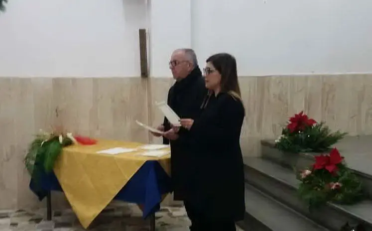 Il vice sindaco Concas e l'assessore Tolu consegnano le pergamene (foto Andrea Serreli)