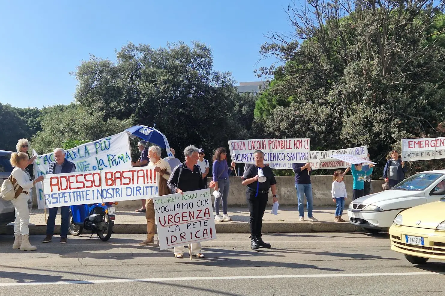 La protesta di fronte al palazzo della Regione (Davide Lao)