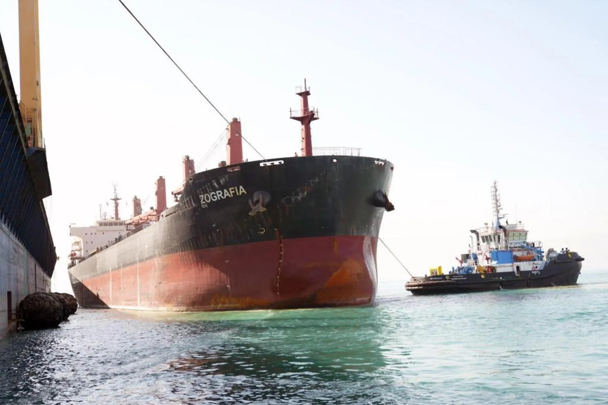 Una nave commerciale greca colpita da un attacco dei ribello Houthi (Ansa-Epa)