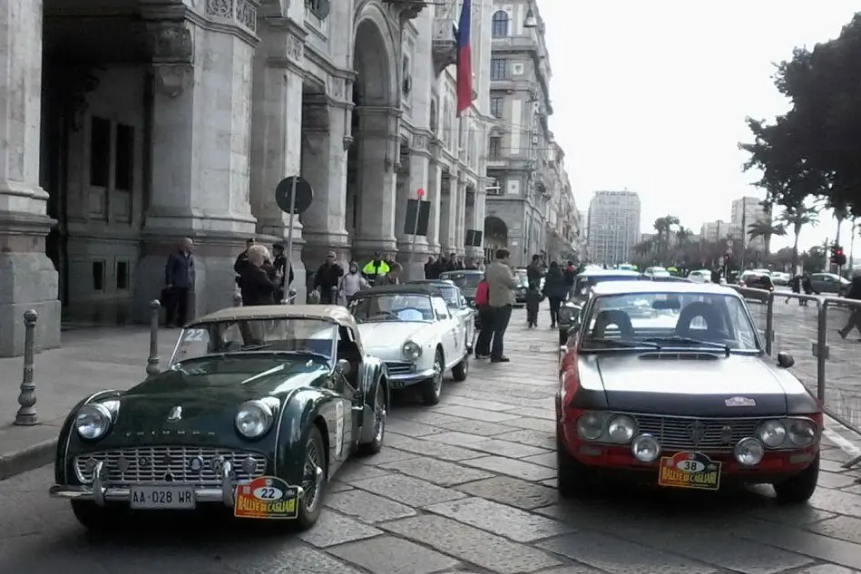 Le auto schierate al via di fronte al municipio di Cagliari