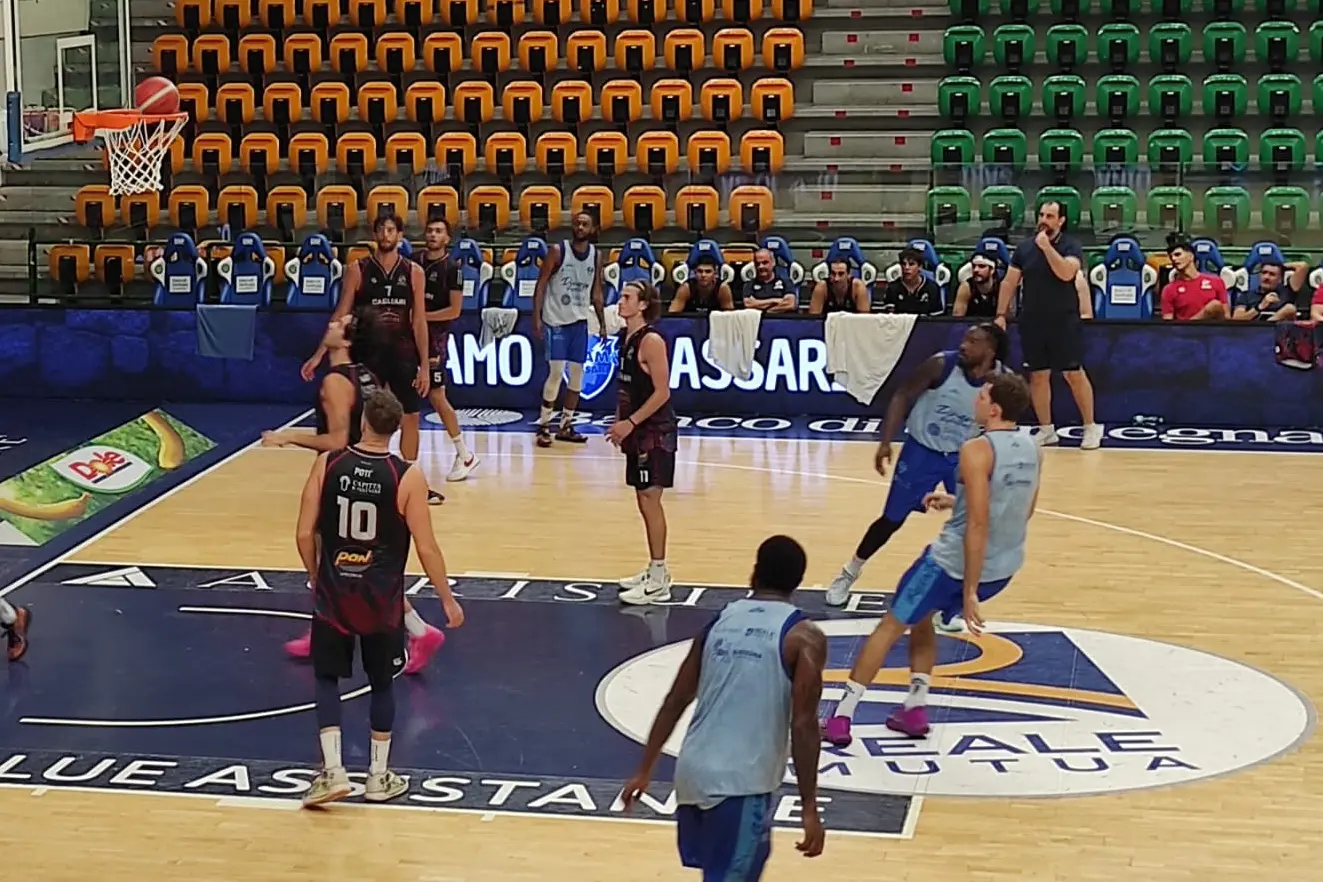 Un canestro nell'allenamento congiunto Dinamo-Esperia (foto G. Marras)