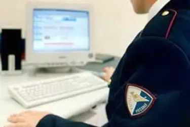 Un agente della polizia postale