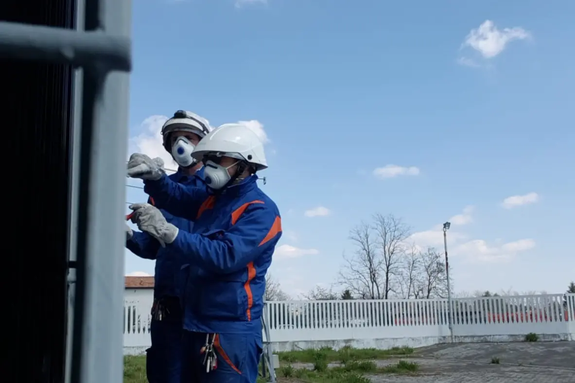 Due tecnici di E-Distribuzione al lavoro