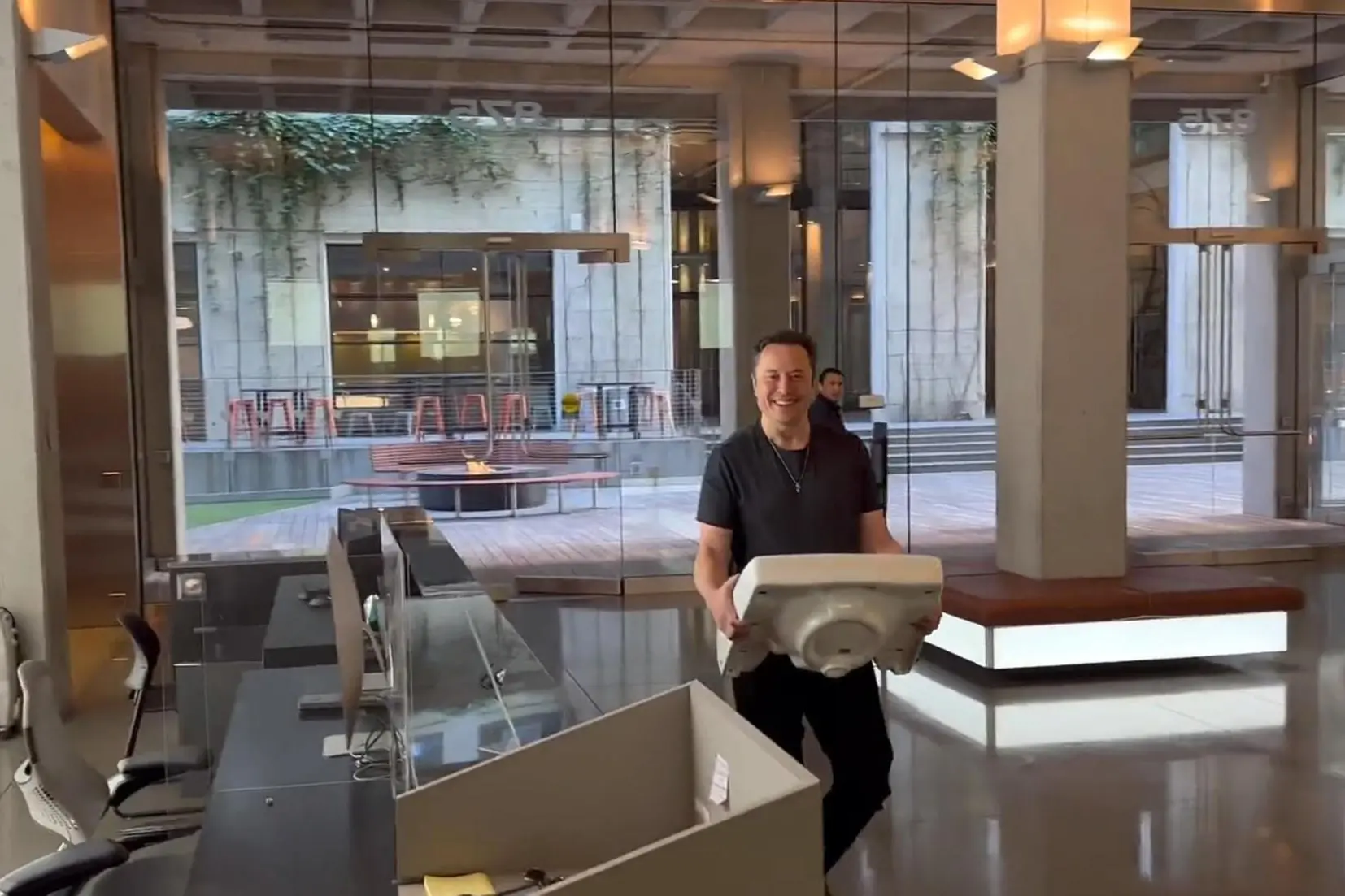 Elon Musk entra nella sede di Twitter con un lavandino in mano (foto via Ansa)