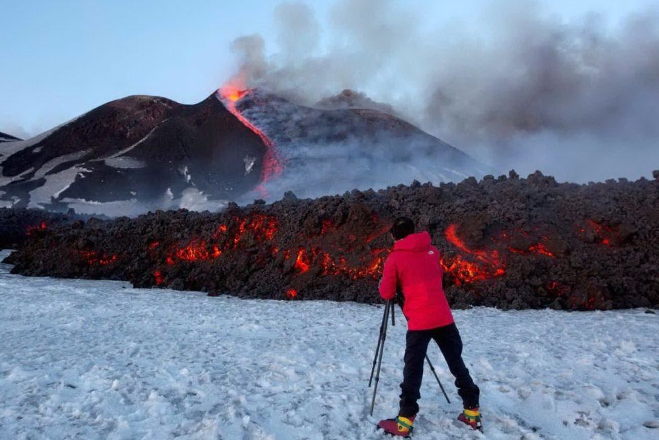 Dopo l'esplosione di ieri, l'Etna torna a eruttare