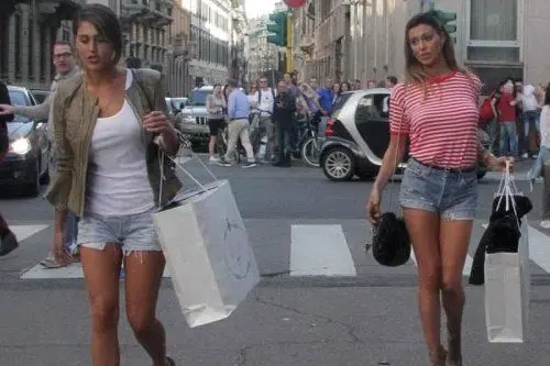 Belen fa shopping a Milano con la sorella Cecilia