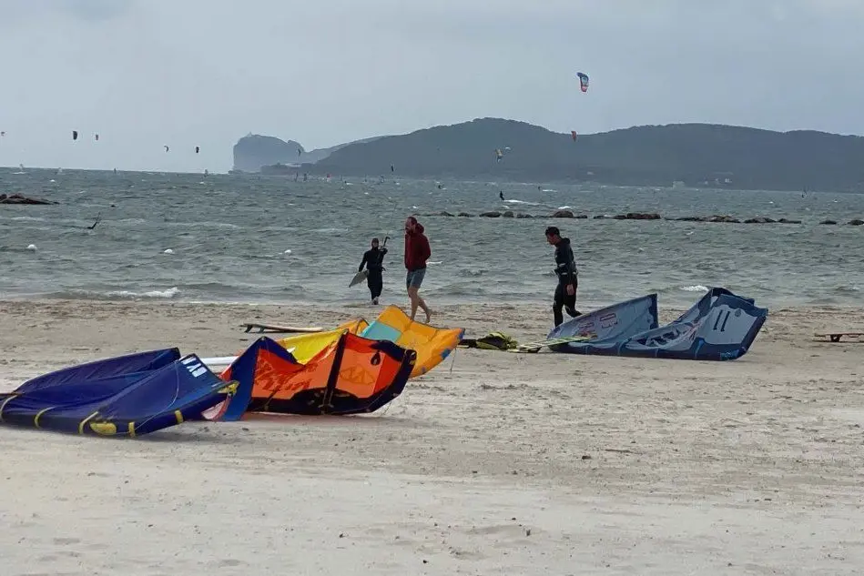 Kitesurf in spiaggia (foto Fiori)