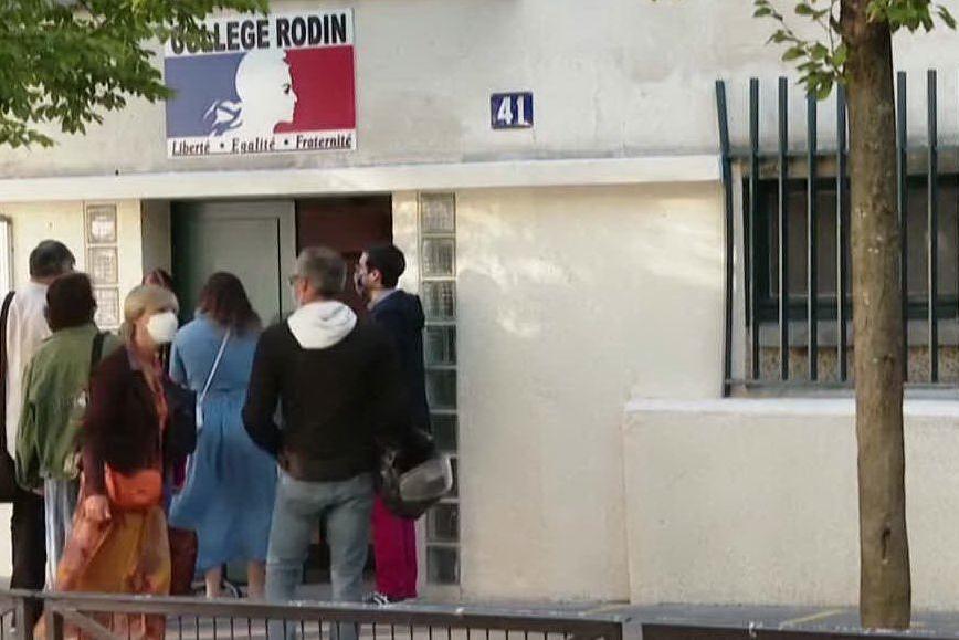 Parigi, studenti tornano a scuola: mascherina obbligatoria