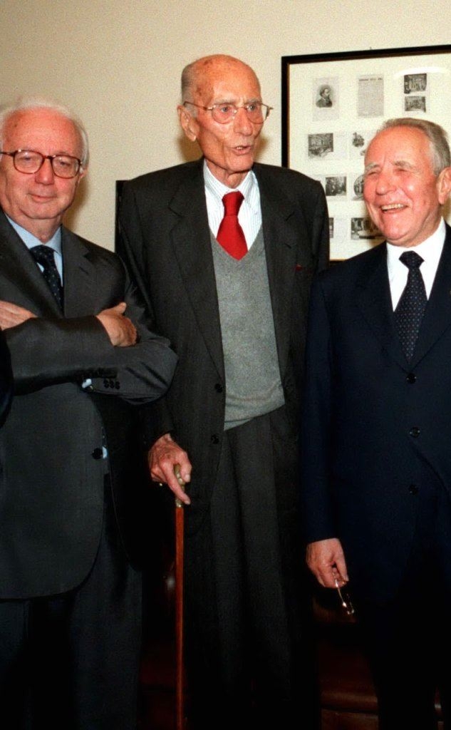 Lui al centro, Enzo Biagi e Carlo Azeglio Ciampi ai suoi lati